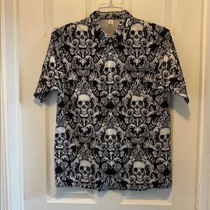 Edgy Black and White Skull Pattern Casual Shirt small NWOT